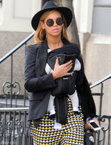 高清图：辣妈碧昂斯带女儿散步彩色花裤子抢眼