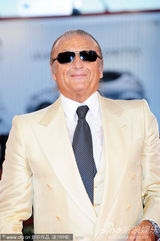 组图：《硬纸盒小镇》首映 导演埃曼诺牵爱妻亮相