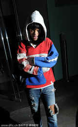 组图：蕾哈娜与绯闻男友晚餐一前一后离开餐厅