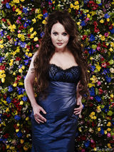 组图：莎拉-布莱曼花朵写真 长裙露乳沟显风韵