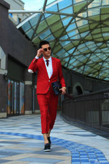 组图：王凯曝红色主题街拍 时尚风致敬卓别林