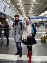 组图：郭晓冬携妻程莉莎赴德争奖 机场甜蜜自拍