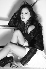 组图：辛芷蕾拍片花絮曝光 演绎百变造型表情