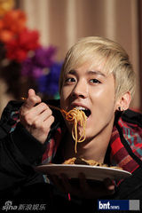 组图：TeenTop拍摄广告写真 精致亮相摄影棚