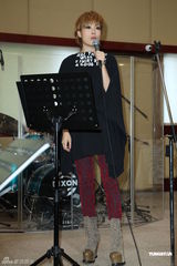 组图：容祖儿为个唱练团 青峰探班一脸睡意