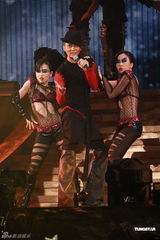 组图：张智霖开唱怀抱儿子亮相 张柏芝任嘉宾