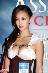 组图：香港名模JessicaC秀警钟乳疑露乳晕