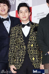 组图：刘在石UEE等韩众星亮相KBS演艺大奖红毯