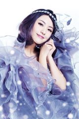 组图：张馨心化身圣诞公主 写真大片奇幻童话