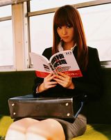 组图：佐佐木希玩变装秀 穿旗袍抱熊猫