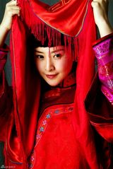 高清图：王雅捷《男儿本色》秀旗袍 简单风展好身材