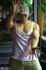 幻灯图：姚雨鑫拍写真大秀肌肉 健身中显男人本色