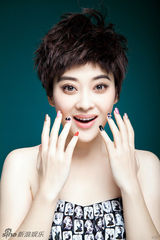 组图：梅婷写真笑容明媚开心展示靓甲