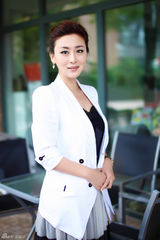 组图：石琳拍摄韵味时尚大片 显氧气美女气质