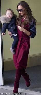 组图：贝嫂单手抱女秀巨钻 小七嘟嘴冲镜头卖萌