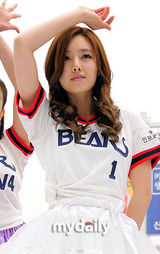 组图：洪秀雅为韩棒球赛助威 扮啦啦队性感热舞