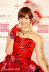 组图：筱田麻里子自创婚纱品牌唯美梦幻