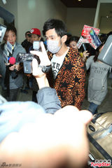 组图：周杰伦豹纹装携母出行 机场遇媒体玩快闪