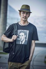 组图：张鲁一时尚街拍照 儒雅气质熟男魅力