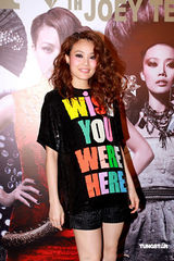 幻灯：容祖儿新专辑限量发行 幼时青涩照片曝光 