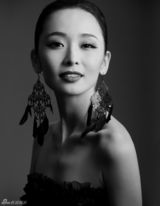 组图：李曼梦幻写真女人味足 优雅俏皮尽显妩媚