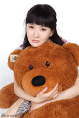 组图：郑亦桐化身邻家女孩 眼神恬淡惹人怜爱