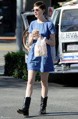 组图：安妮-海瑟薇街拍 牛仔连衣裙搭黑靴