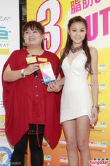 组图：周秀娜拍动作戏受伤 笑称要加片酬抵辛苦