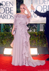 高清组图：克洛伊-塞维尼荷叶边礼服充满膨胀感 