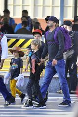 高清组图：贝克汉姆带三个儿子迪斯尼乐园游玩