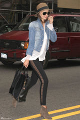 高清组图：超模米兰达-可儿街拍牛仔外套搭衬衣