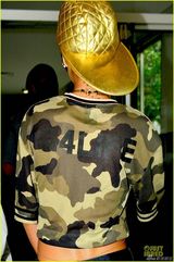 组图：蕾哈娜迷彩T恤秀蛮腰 金色棒球帽抢眼