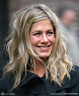 幻灯图：甜姐安妮斯顿做客脱口秀 大展招牌笑容 