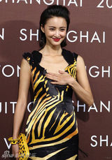 组图：张歆艺深V现身奢侈品牌时尚之夜  捂胸防走光