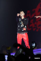 组图：昆凌时尚盛典走秀 Bigbang压轴助阵