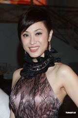 组图：历任港姐聚首 朱玲玲赞张名雅皮肤好