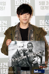 组图：吕珍九等出席电影《机关枪传教士》首映会