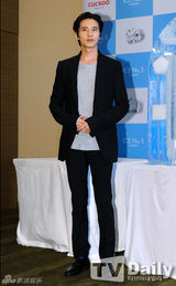 组图：元斌帅气亮相活动 俊秀清逸展美男气质