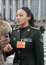 组图：成龙参加两会引尖叫骚乱不禁捂耳