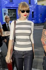 组图：泰勒澳洲买早餐 黑白条纹装显小清新