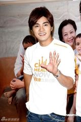幻灯：郑元畅贺军翔关怀儿童 共献爱心帅气PK