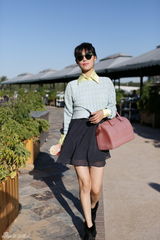 组图：韩丹彤拍夏末街拍 毛衣配短裙秀清新