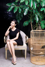 组图：苗圃最新封面大片 清丽端庄显高雅格调　