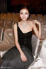 幻灯图：熊黛林超短裙装性感亮相 不慎露底走光