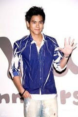 幻灯组图：歌手卢广仲准备考试 如未考取将面临当兵 