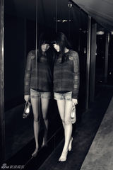 组图：香香拍摄黑白诱惑写真小露性感