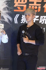 组图：罗志祥上海签售 笑称和舒淇接吻感觉好