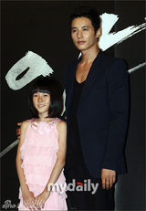 幻灯图：元彬新片《大叔》首映 为邻居少女挺身而出