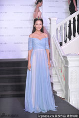 组图：佟丽娅淡蓝长裙亮相 头戴钻冠宛若公主