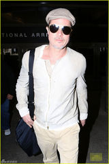 组图：布拉德皮特独自现身 贝雷帽配黑超帅气